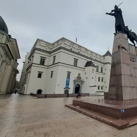 Kunigaikščio Gedimino ir jo žirgo paminklas Katedros aikštėje. Apačioje, paminklo pagrinde, matosi atsilaisvinę, nestabilios granito plokštės.