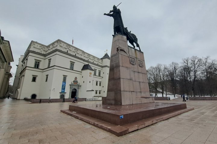 Kunigaikščio Gedimino ir jo žirgo paminklas Katedros aikštėje. Apačioje, paminklo pagrinde, matosi atsilaisvinę, nestabilios granito plokštės.