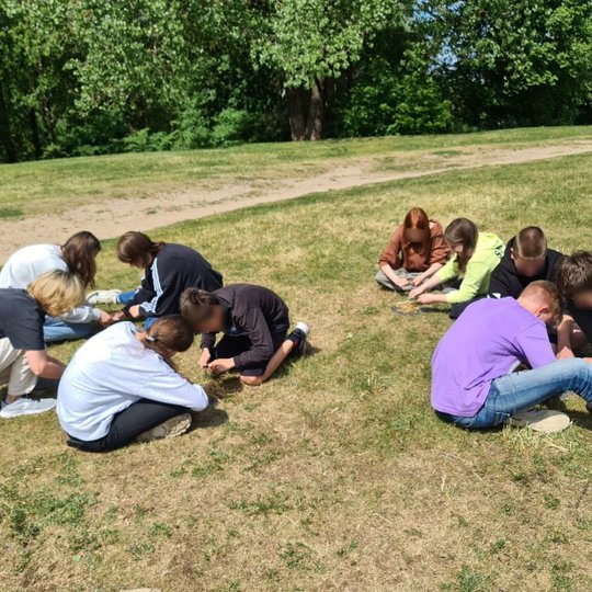 Septintokai ant Stalo kalno, pasidalinę po du, naudodamiesi skiltuvais, bando įkurti ugnį.