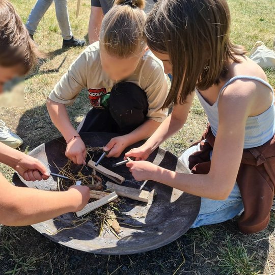 Bendrame lauže smagiau - net trys vaikai su skeltuvais bando sukurti laužą, kuriame vėliau virs mėtų arbata.