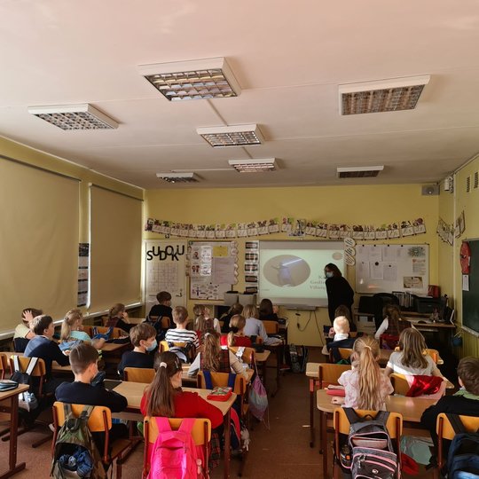 Trečiokai klasėje klauso istorijos pamokos, kurią veda direkcijos edukatorė.