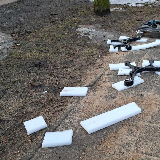 Nudažytos ir atnaujintos lauko suolų kojos Pilių parke.