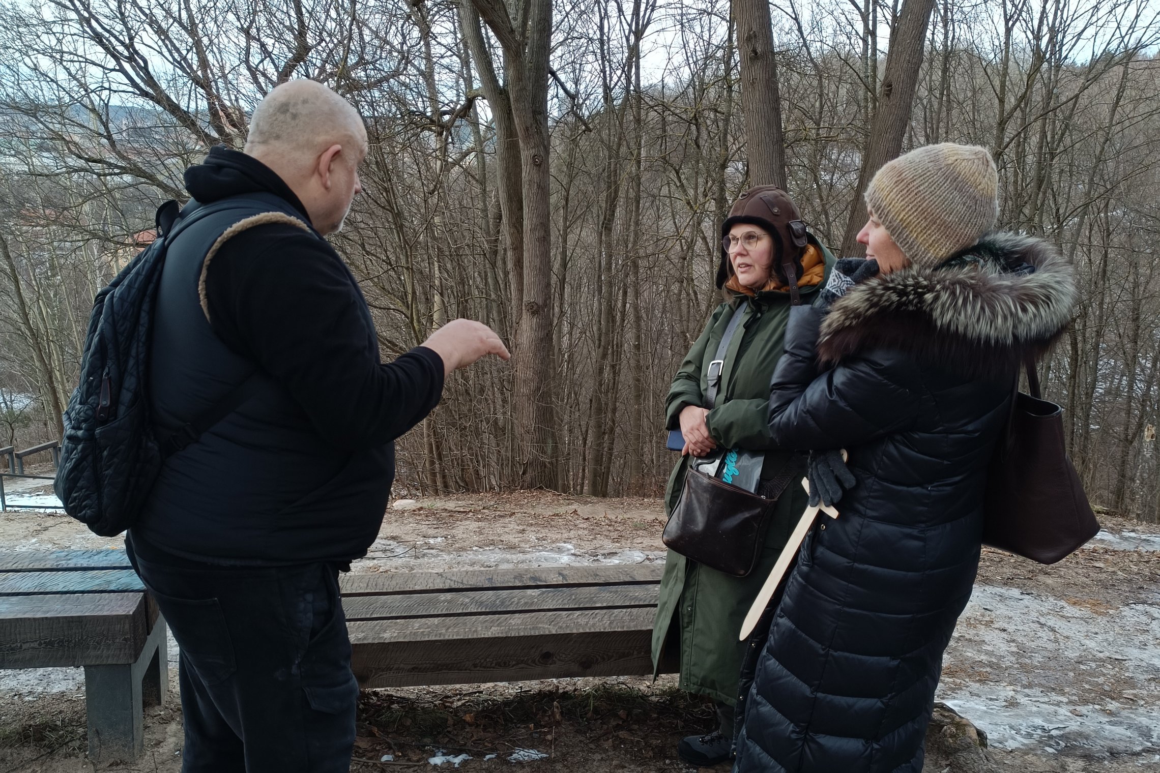 Direkcijos kultūrinių renginių organizatorė ir Užupio Užiatekos darbuotojai ant Altanos kalno.