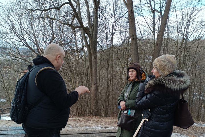 Direkcijos kultūrinių renginių organizatorė ir Užupio Užiatekos darbuotojai ant Altanos kalno.