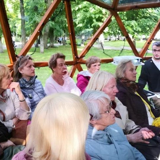 Susirinko net dvidešimt entuziastų, norinčių pasiklausyti parkų ir sodų istorijos.
