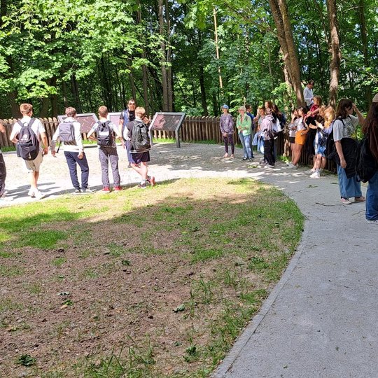 Mokiniai gavo progą apsilankyti ir neseniai atvertame Trijų kryžių kalne - Kreivosios pilies teritorijoje.