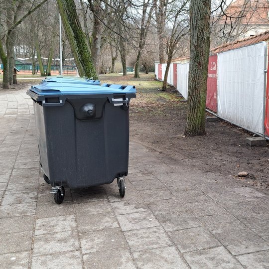 Sutvarkyta aplinka aplink konteinerius, stovinčius Sereikiškių parke, prie Kirdiejų rūmų.