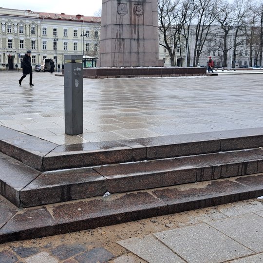 Nuotraukoje matyti dar sausio pabaigoje už Gedimino paminklo buvę iškrypę aikštės granito plokštės. Jos šiai dienai jau sutvirtintos.