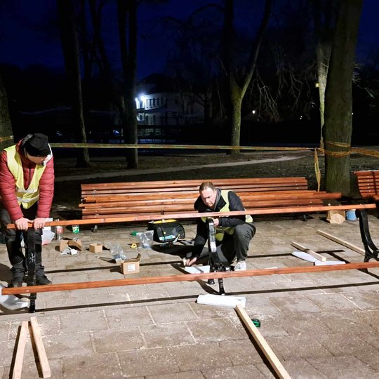 Savaitgalį meistrai parke dirbo nuo pat ankstaus ryto, dar tamsoje. Vyksta suolų surinkimo darbai.