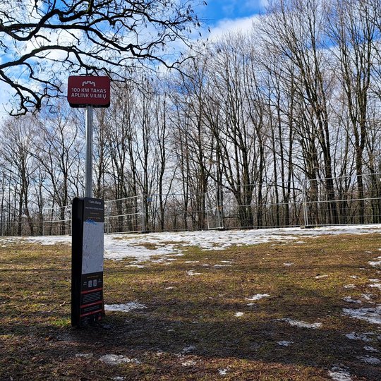 Žemyn nuslinkęs informacinis žemėlapis Stalo kalno pietinėje pusėje, prie užkilimo nuo Olandų gatvės.