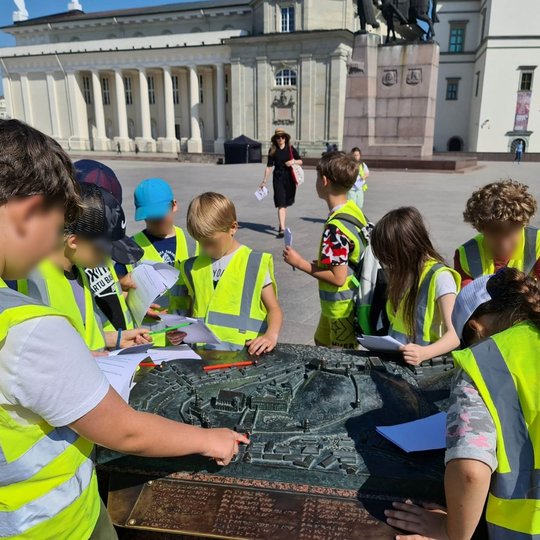 Vilniaus pilių makete vaikai ieško vietos, kur dabar jie stovi.