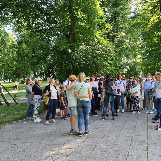Trumpas sustojimas Pilių parke, po liepomis - tačiau istorijos nesibaigia.