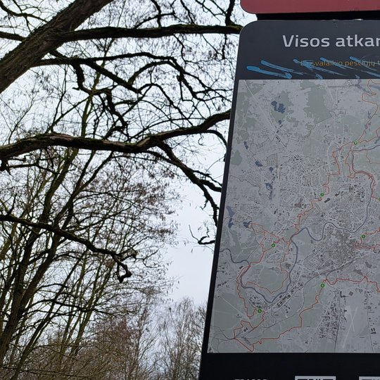 Informacinio žemėlapio lentelė, nufotografuota iš arčiau. Joje matosi žygių maršrutai aplink Vilnių.
