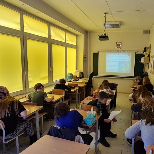 Ketvirtokai klasėje rašo laiškus valdovui.