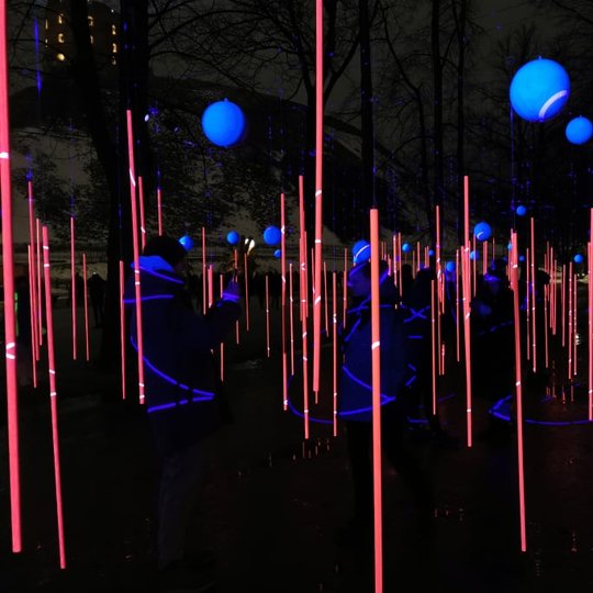 Vilniaus šviesos festivalio instaliacija - kabančios rožinės spalvos lazdelės. Kairiame kampe matosi Gedimino pilis.
