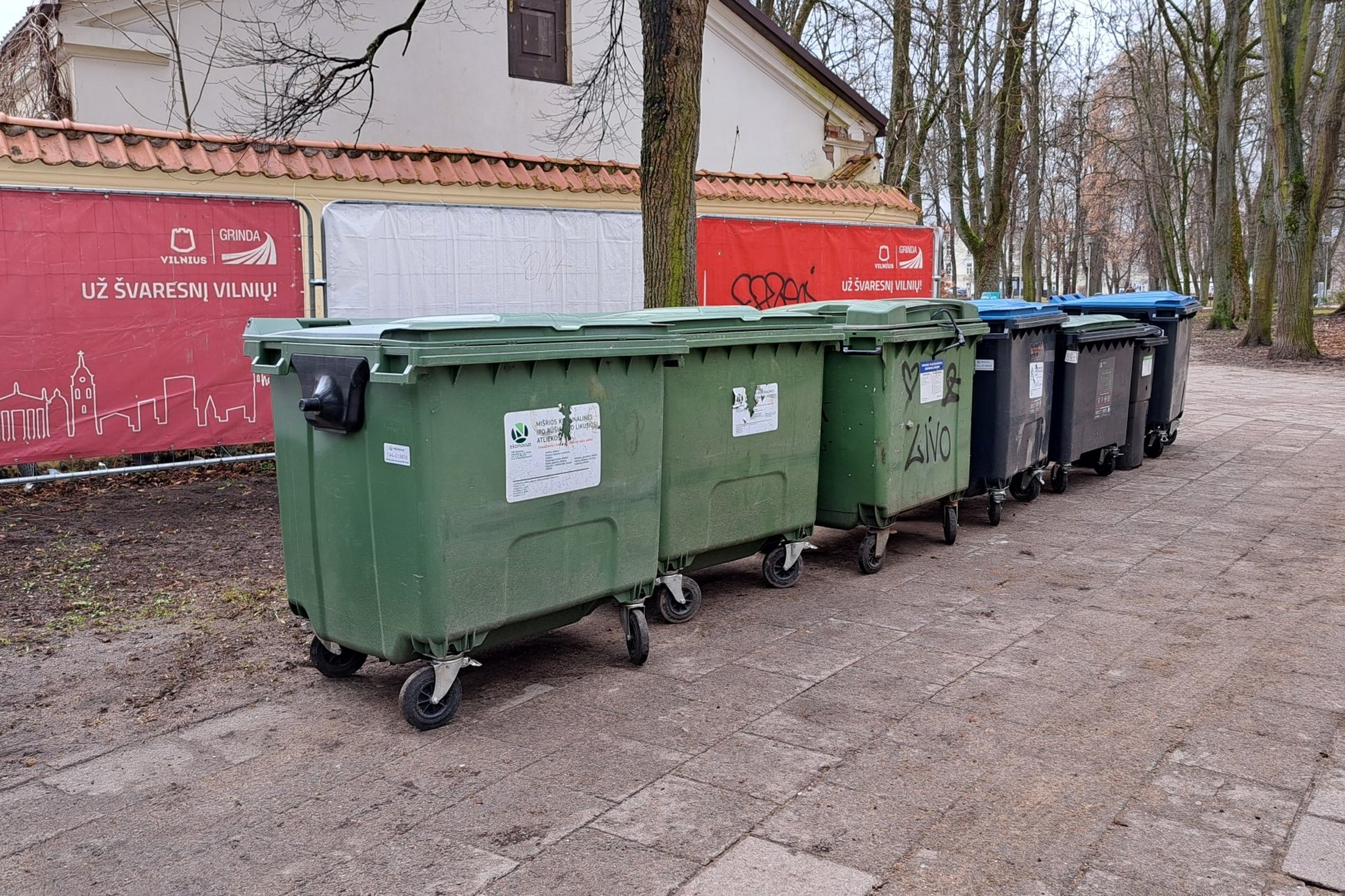 Sutvarkyta aplinka aplink konteinerius, stovinčius Sereikiškių parke, prie Kirdiejų rūmų.