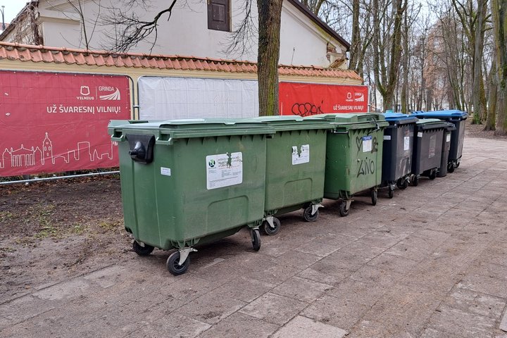 Sutvarkyta aplinka aplink konteinerius, stovinčius Sereikiškių parke, prie Kirdiejų rūmų.