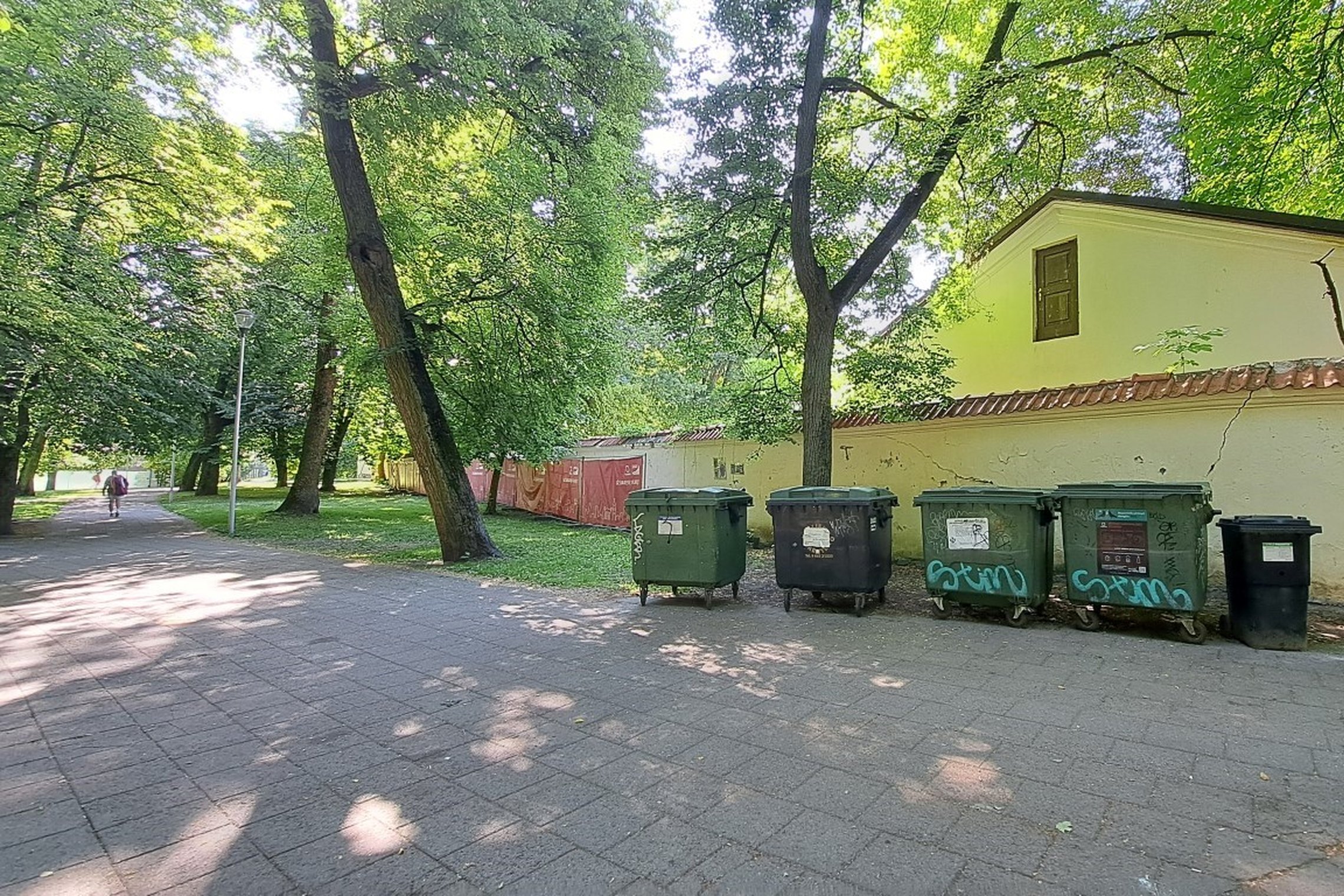 Kirdiejų rūmų tvora prieš uždengiant ją laikinomis priemonėmis.