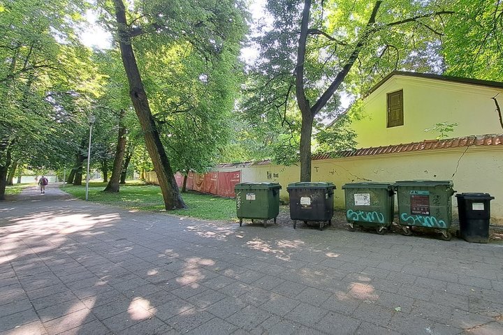 Kirdiejų rūmų tvora prieš uždengiant ją laikinomis priemonėmis.