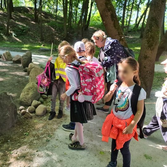 Naujamiesčio mokyklos pirmokai susipažįsta su pagonybės atstovų religiniu ratu Trijų kryžių kalne.