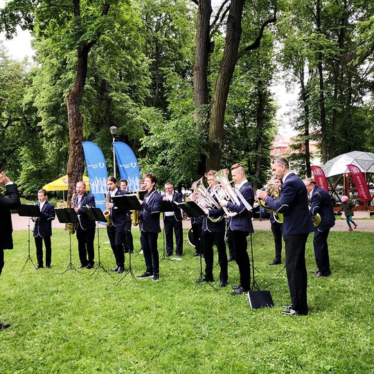 Vilnius TECH universiteto orkestras koncertuoja atviroje gamtoje - tai neįprastas, bet dominantis vaizdas.