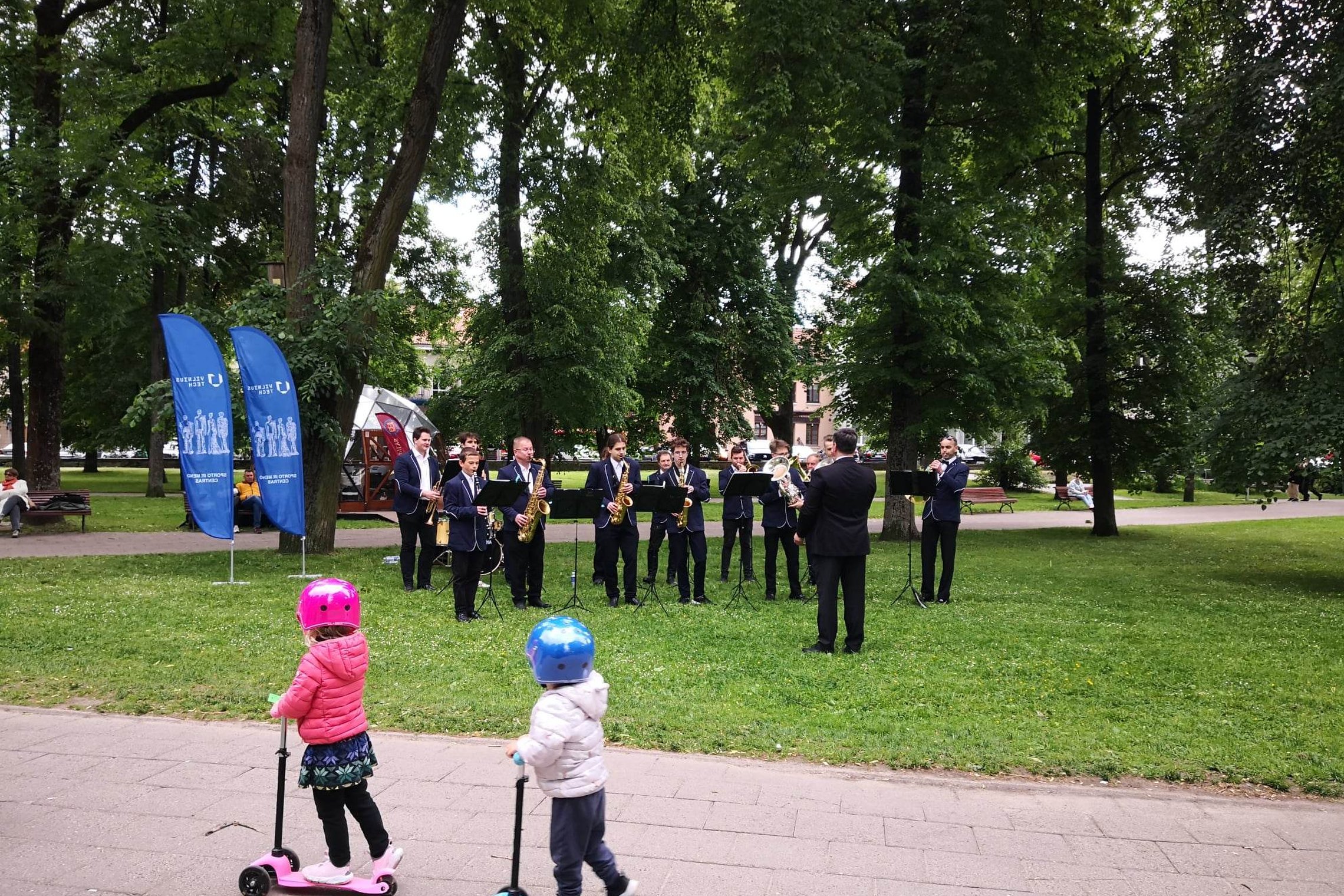 Pučiamųjų orkestras užgrojo pačiame Pilių parko centre.