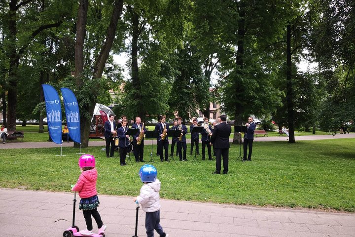 Pučiamųjų orkestras užgrojo pačiame Pilių parko centre.