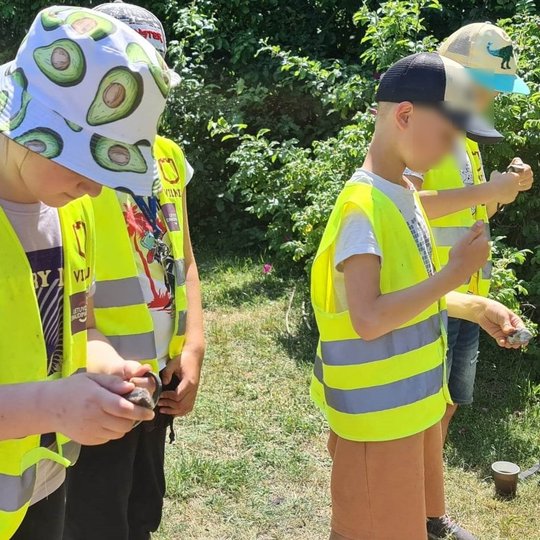 Vaikai bando "prisijaukinti" gautus skeltuvus.