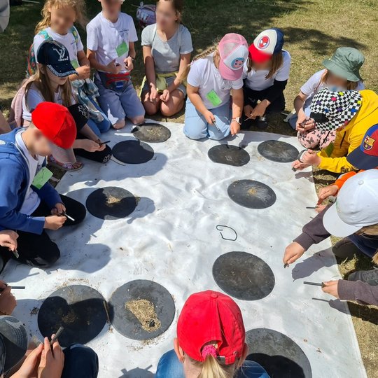 Ant Stalo kalno buvo bandoma užkurti savo laužiukus, naudojant skiltuvus.