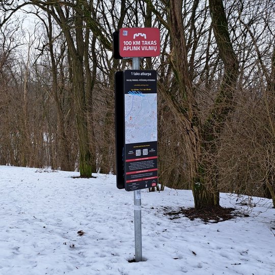 Dar snieguotą žiemą fotografuotas tas pats informacinis stendas, kurio žemėlapis buvo pritvirtintas originalioje pozicijoje.