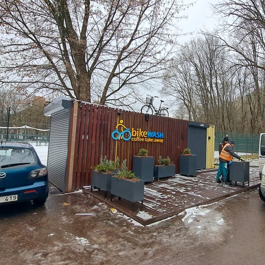 Bike Wash lauko kavinė Sereikiškių parke, prie teniso kortų.
