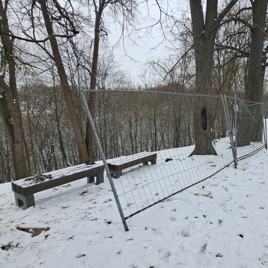Demontuotos segmentinės tvoros Altanos kalne, prie regyklos bokštelio.