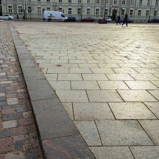 Sutvarkytos ir smėliu užpildytos granito plokštės Katedros aikštėje, prie Gedimino paminklo.