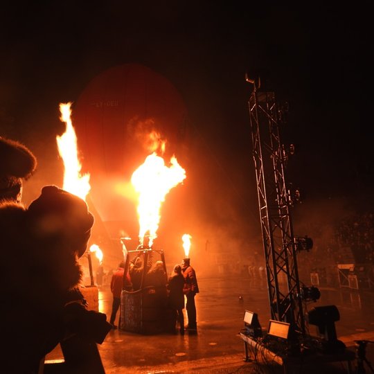 Spalvingas šviesų ir lazerių renginys Dainų slėnio estradoje. Matosi kaip kyla oro balionas.
