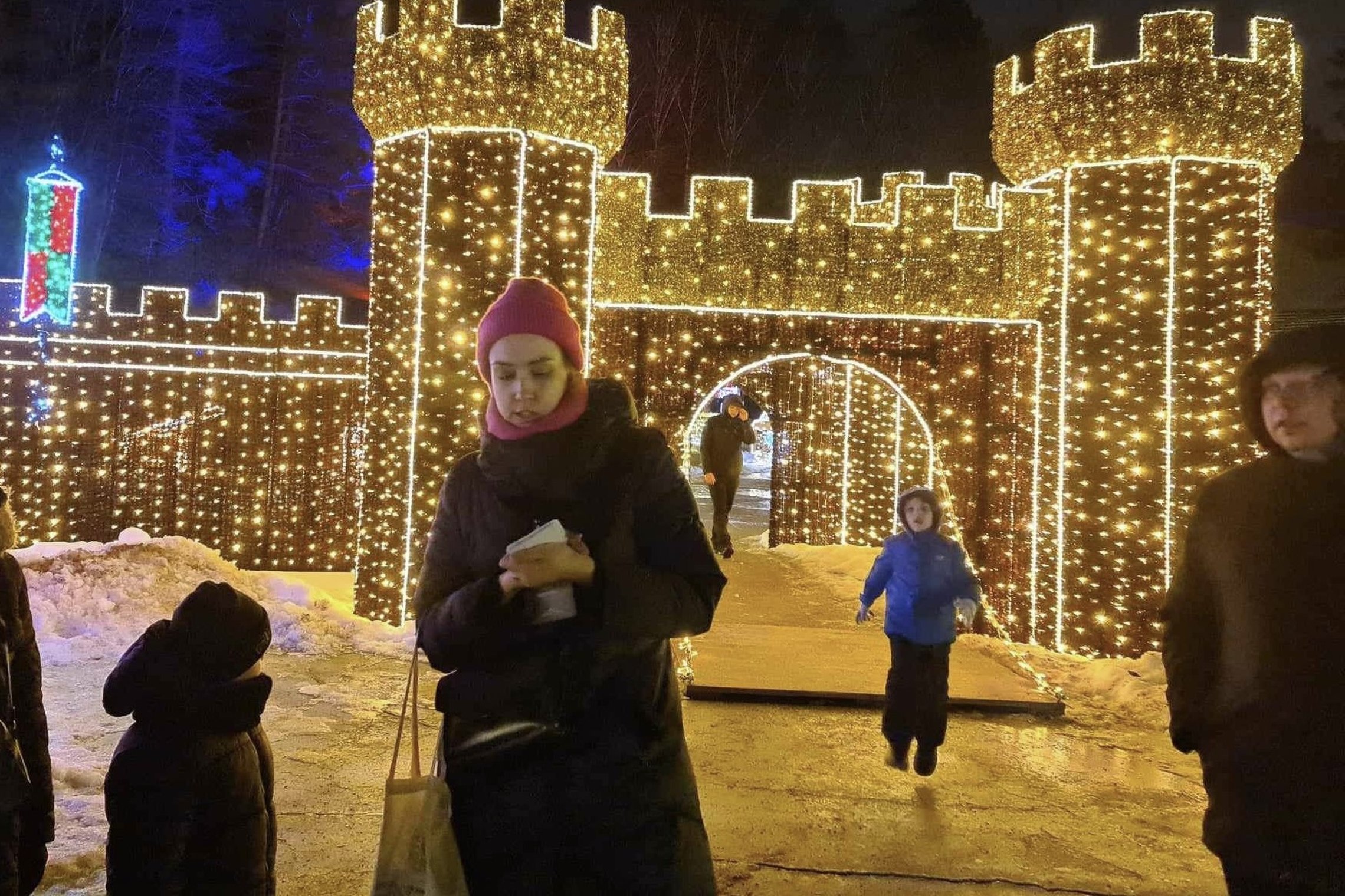 Gidė prie Kreivosios pilies šviesų instaliacijos Kalnų parke.