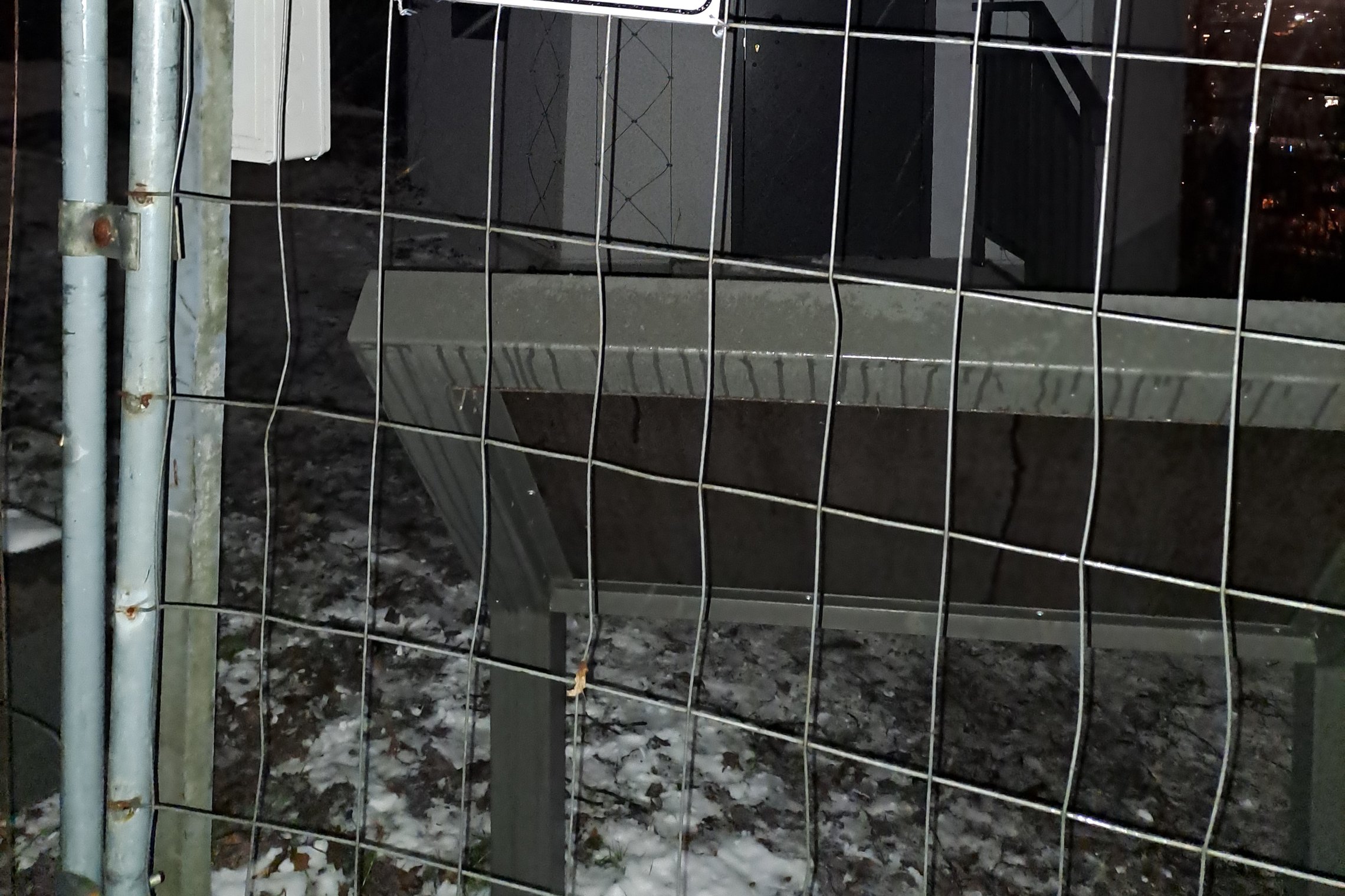 Altanos kalno bokštelio segmentinė tvora su ženklu „teritorija filmuojama vaizdo kameromis“.