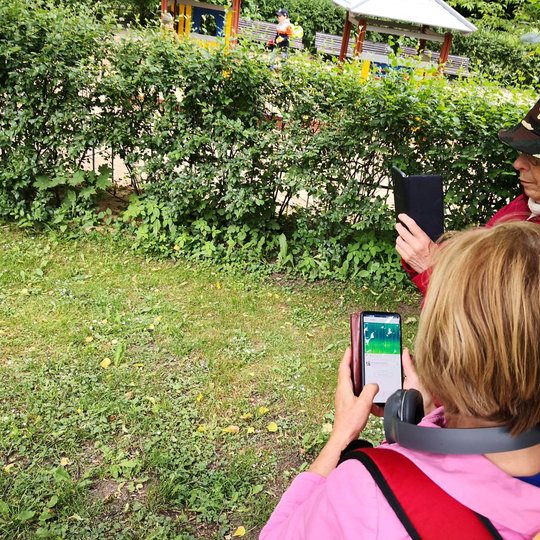 Įvairiomis priemonėmis fiksuojami sparnuočiai - žiūronais, ištiestais pirštais, telefonais...