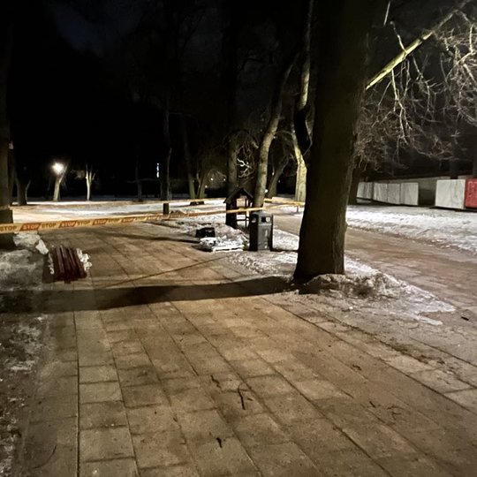 Iš pat ankstaus ryto Pilių parke paruošta teritorija lauko suolų montavimui.