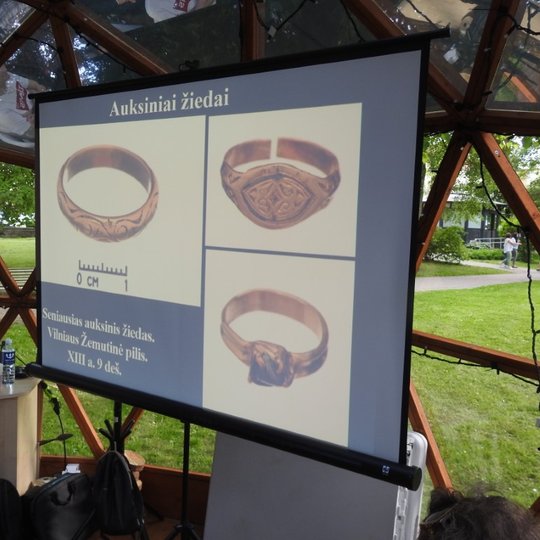 Prezentacijoje rodomi kai kurie Vilniuje archeologinių tyrimų metu rasti papuošalai - žiedai.
