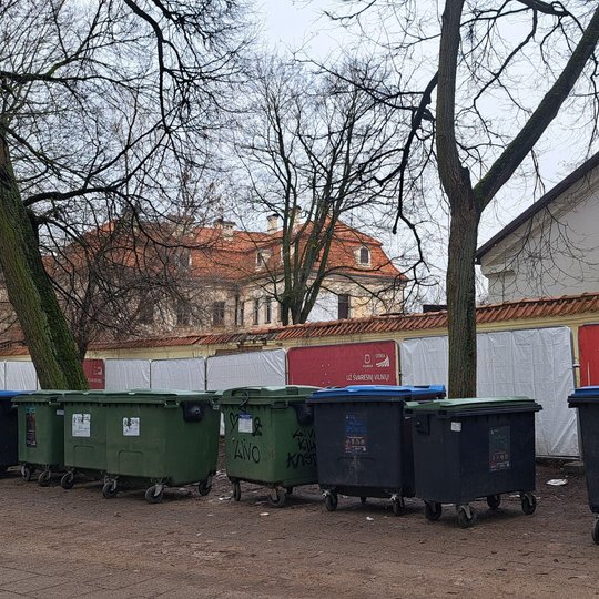 Grafičiais apipiešti konteineriai Sereikiškių parke.
