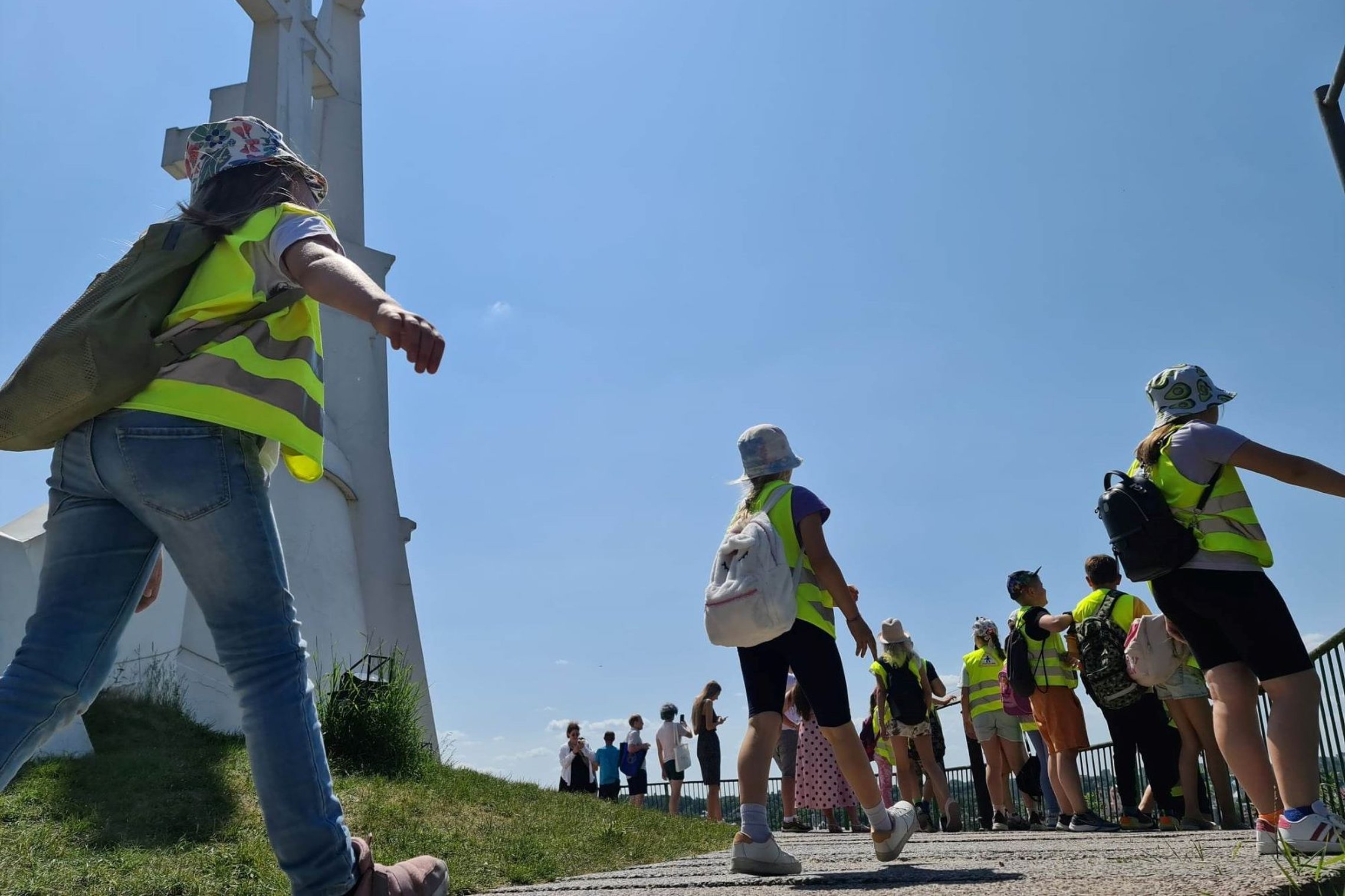 Mokiniai žygiuoja prie Trijų kryžių paminklo - nuo čia grožėsis Vilniaus senamiesčio panorama.