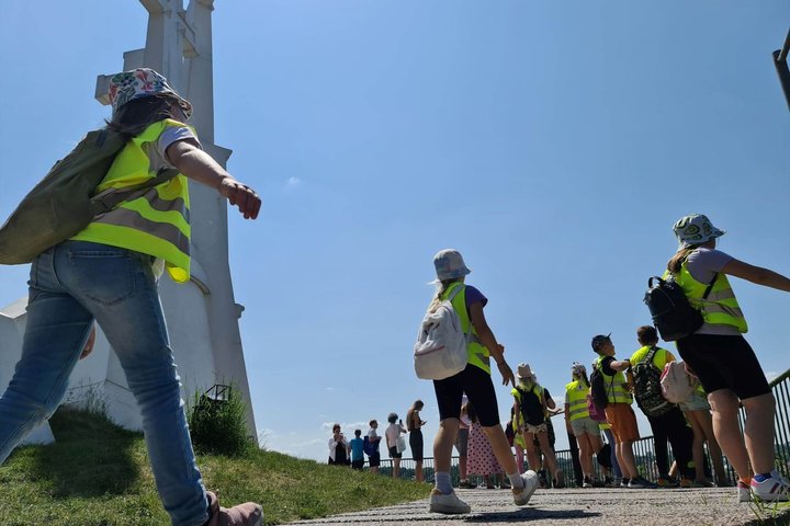Mokiniai žygiuoja prie Trijų kryžių paminklo - nuo čia grožėsis Vilniaus senamiesčio panorama.