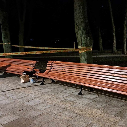 Du naujai surinkti lauko suolai Pilių parko take.