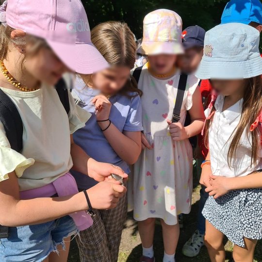 Vaikai su smalsumu išbando skeltuvą - kas tai per įrenginys, kuriuo naudojosi senovėje?