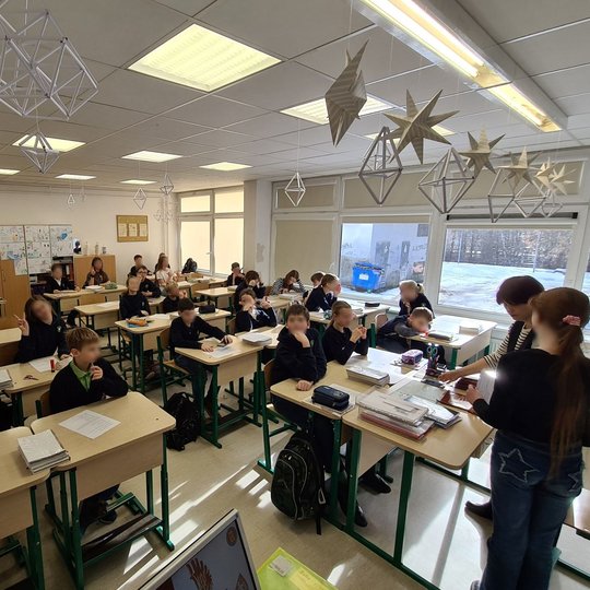 Penktokai klasėje klausosi istorijos pamokos.