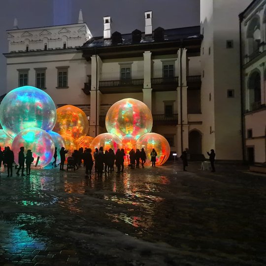 Vilniaus šviesos festivalio instaliacija Valdovų rūmų kieme.
