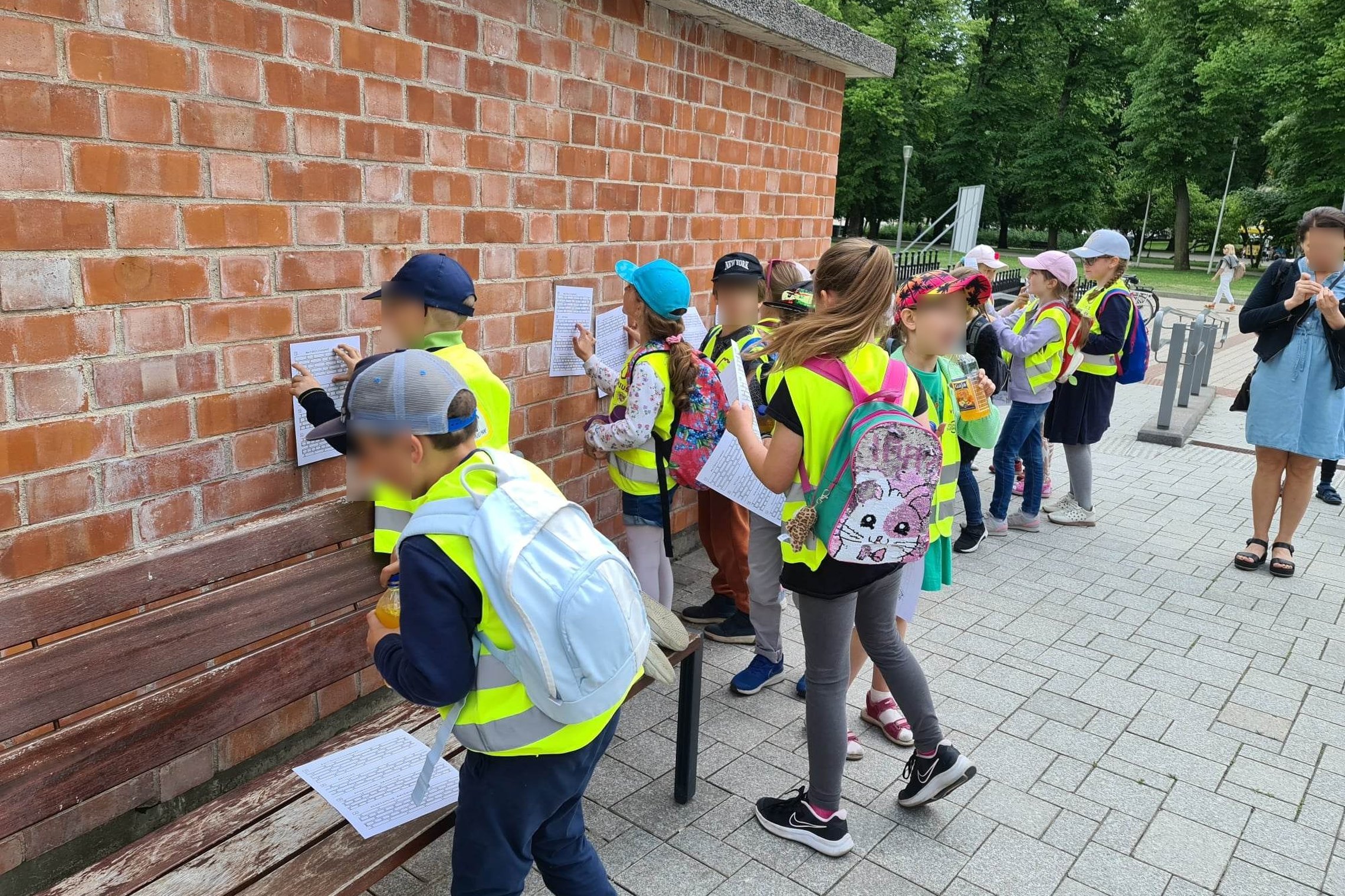 Mokiniai, pagal pavyzdžius lapuose, bando išsiaiškinti, kokiu plytų rišimo būdu statyta Žemutinė pilis.