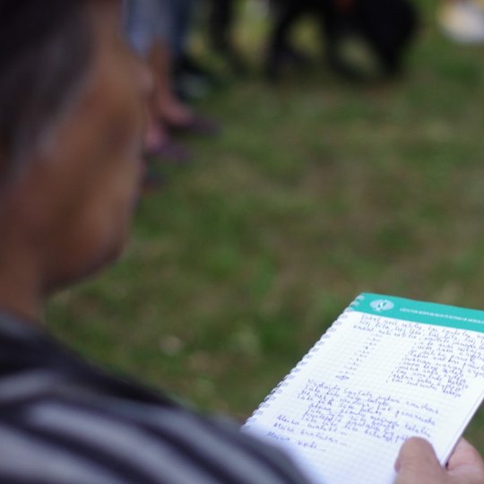 Prisiminti visus sutartinių žodžius nelengva - kai kurios juos užsirašė užrašinėse.
