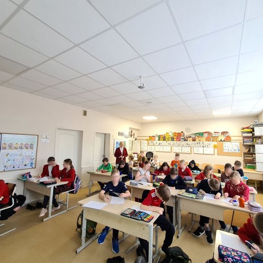 Ketvirtokai klasėje rašo laiškus valdovui.