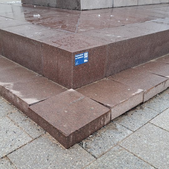 Nufotografuotos nestabilios granito plokštės Gedimino paminklo pagrindo kampe.